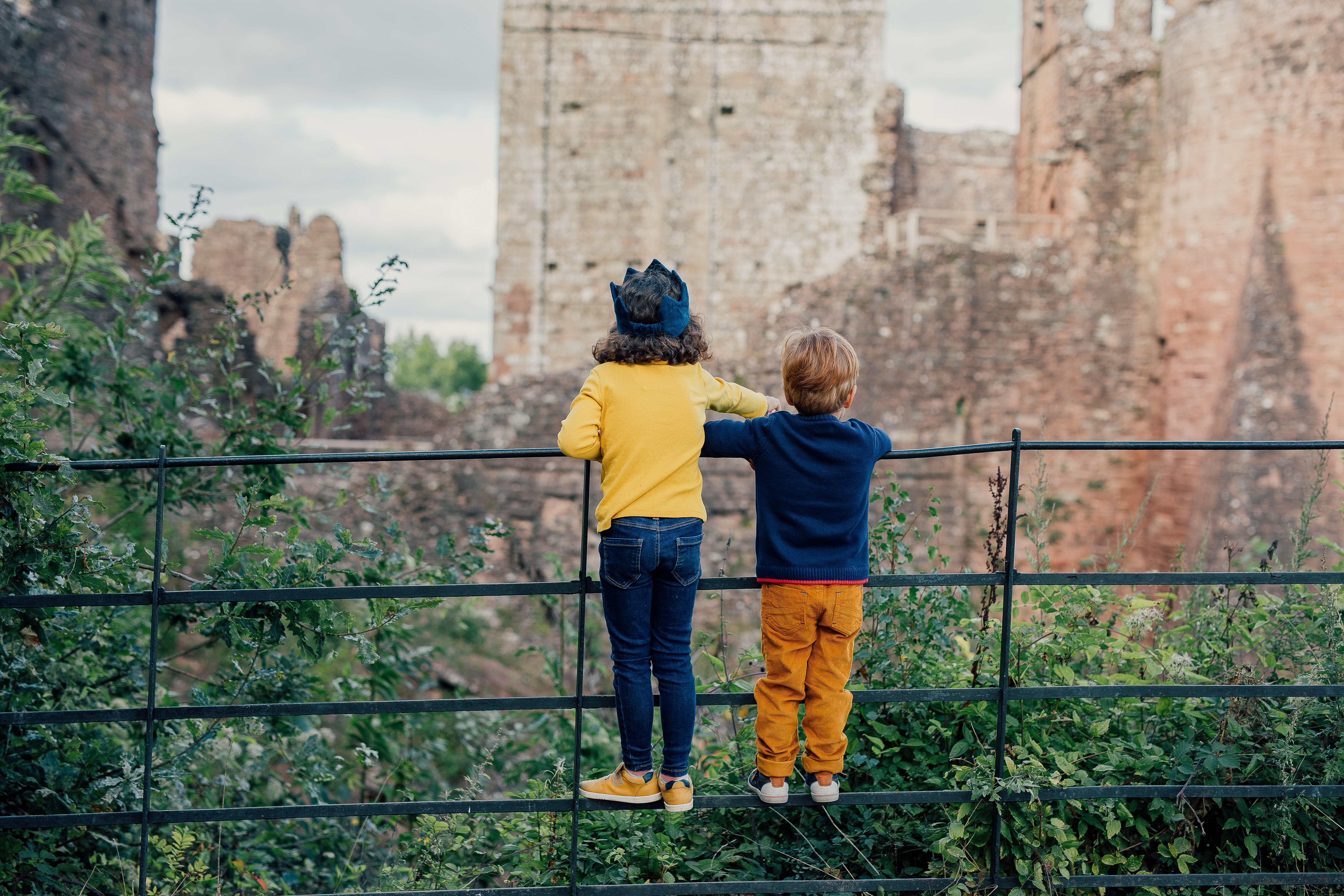 Children look over a wall at Goodrich Castle