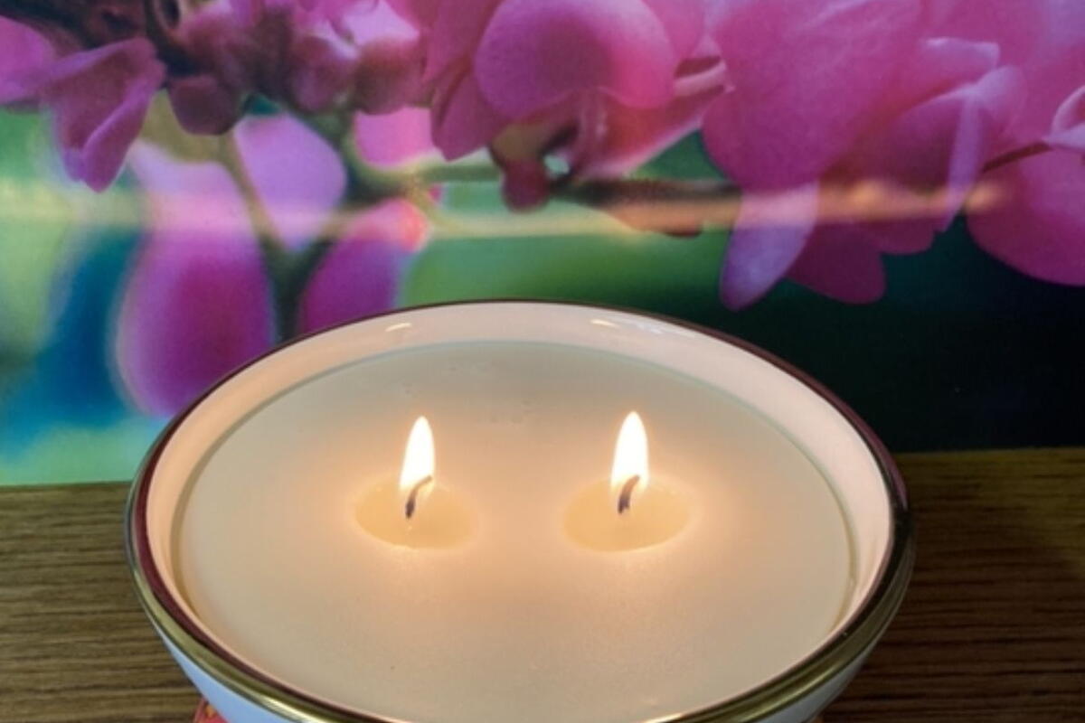Serene candle with 2 wicks