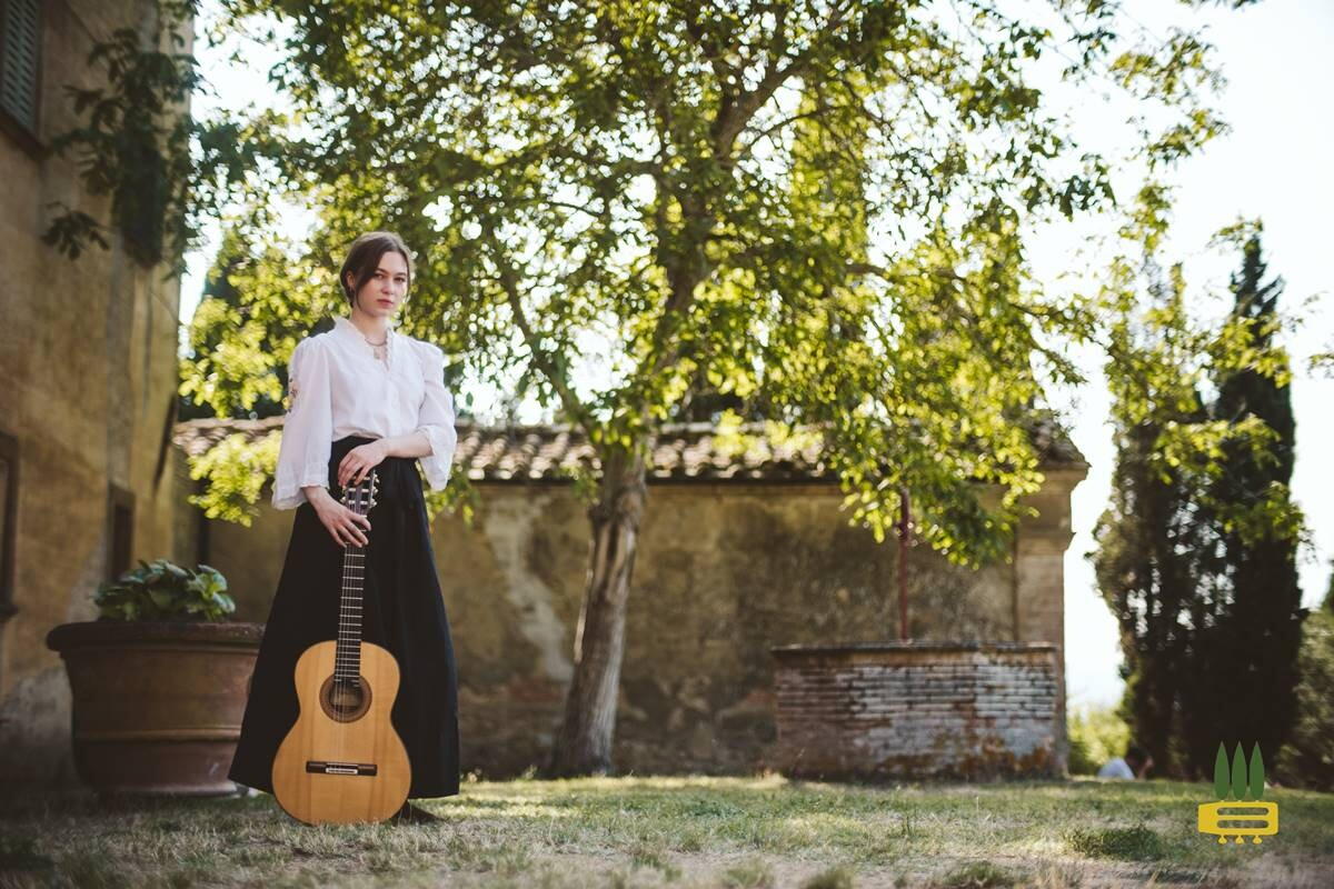 Hope Cramsie outside with her guitar