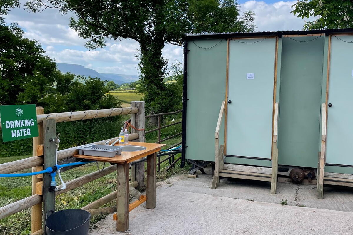 Washing-up outdoors and camping shower units