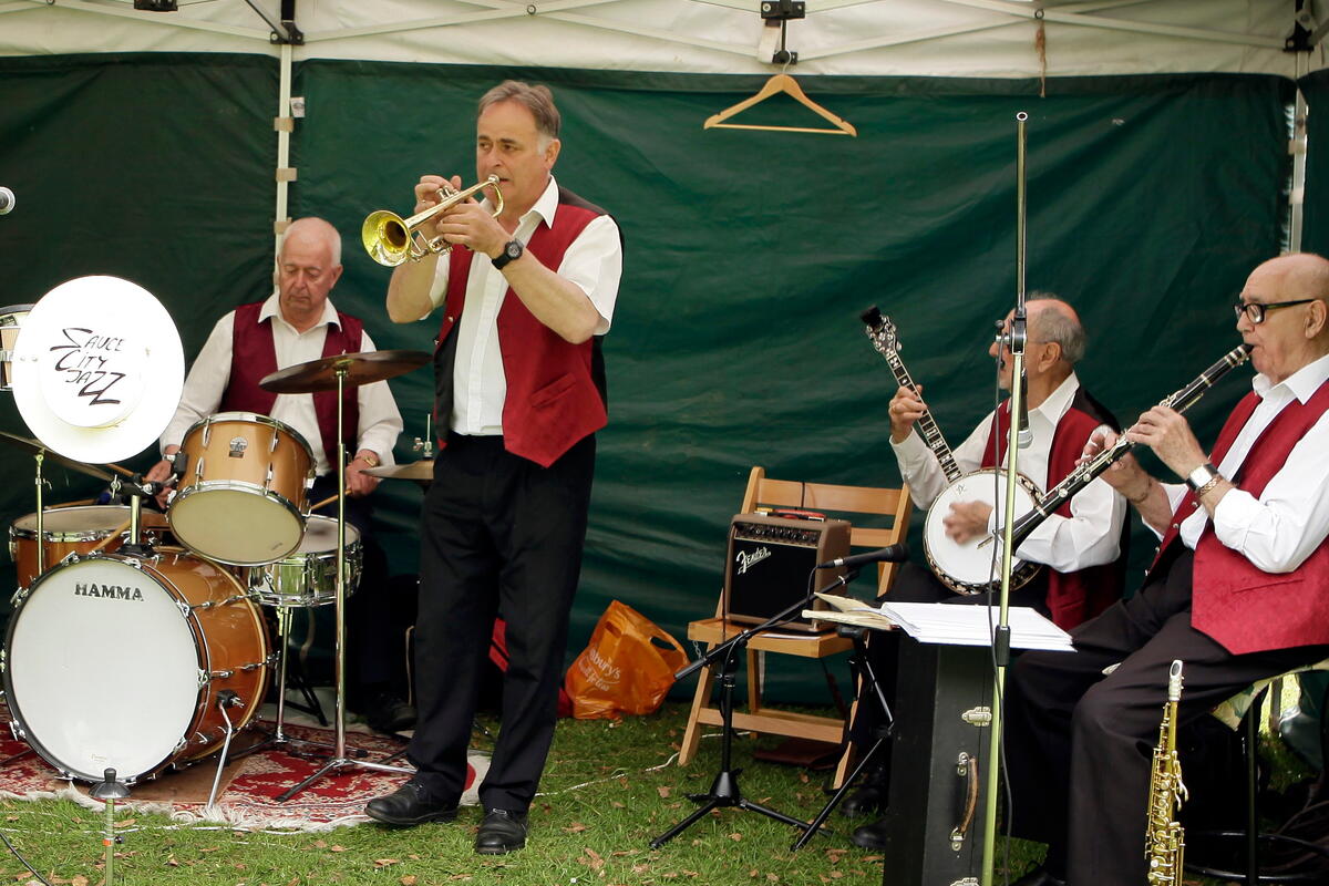 Band playing at Eastnor Vintage