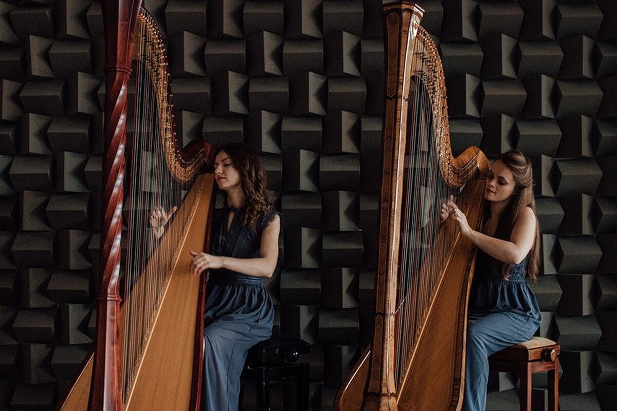 2 ladies playing harps