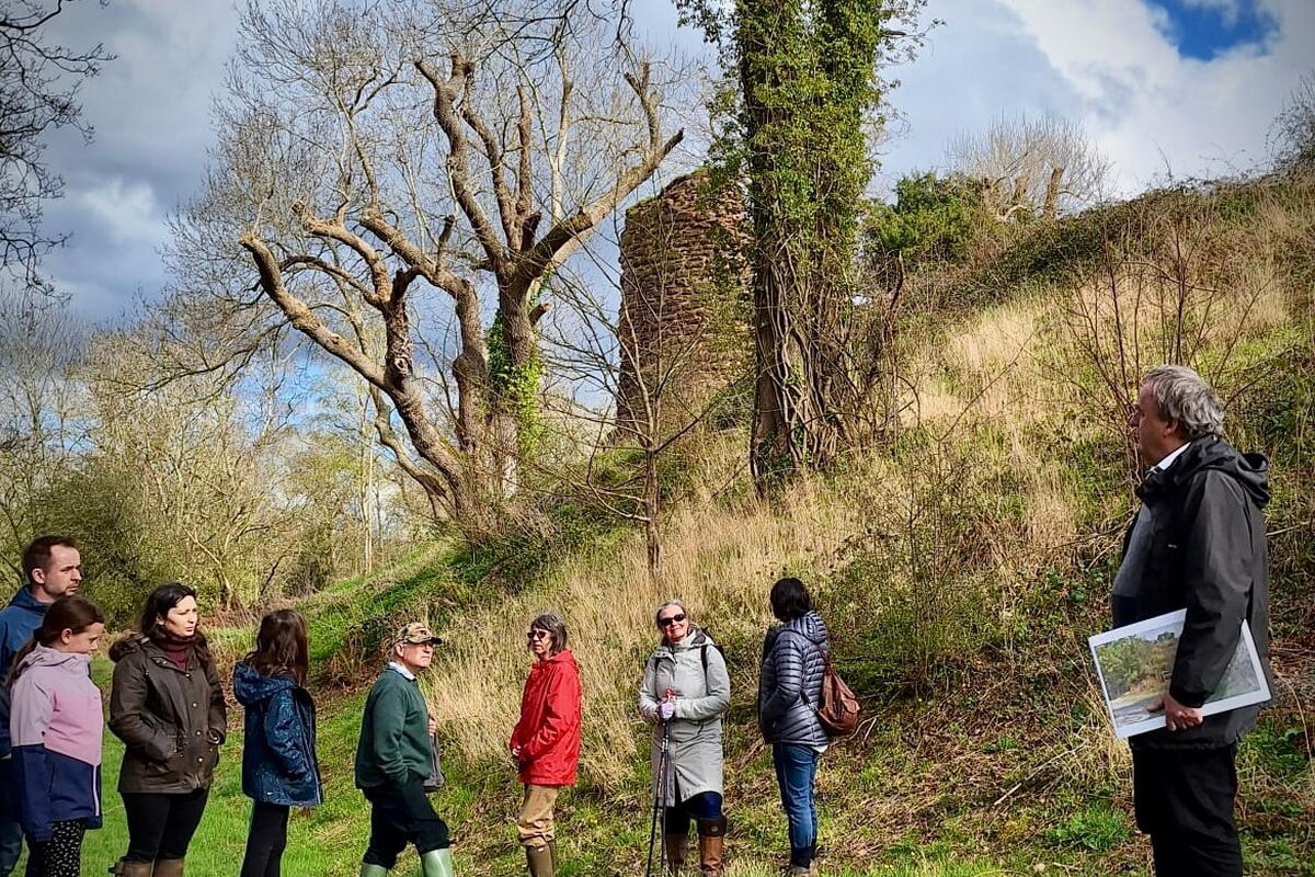 A group on an outdoor tour at Snodhill Catsle