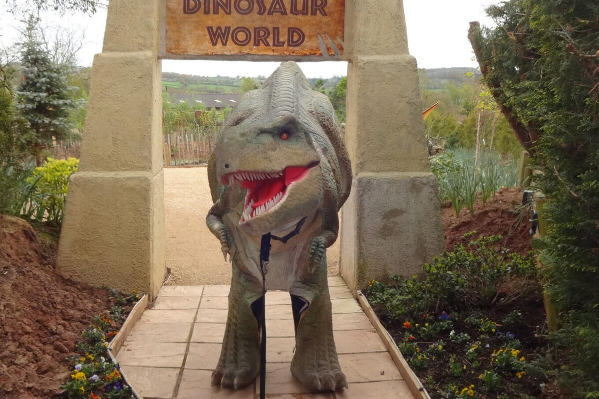 Dinosaur in front of Dinosaur World sign