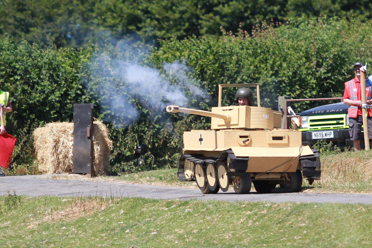 Tank soap box