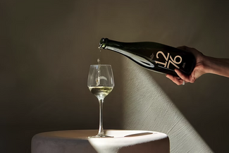 1276 Wine being poured into a glass