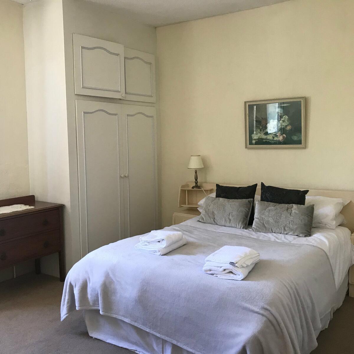 A Double Bedroom at Cedars House