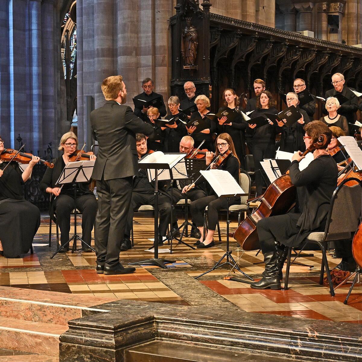 Simon Harper conducting Hereford Chamber Choir and the Central England Camerata