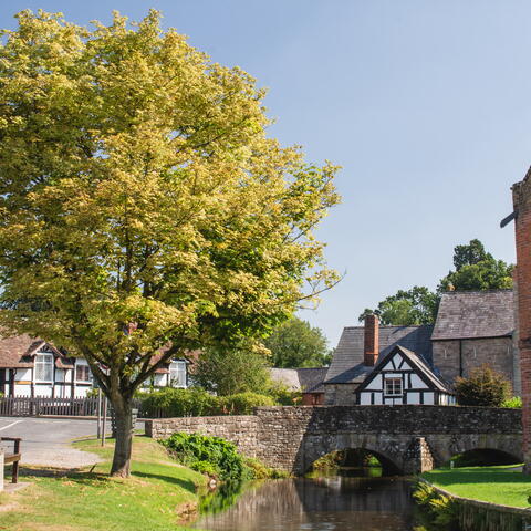 Eardisland Bridge with black and white house in the background