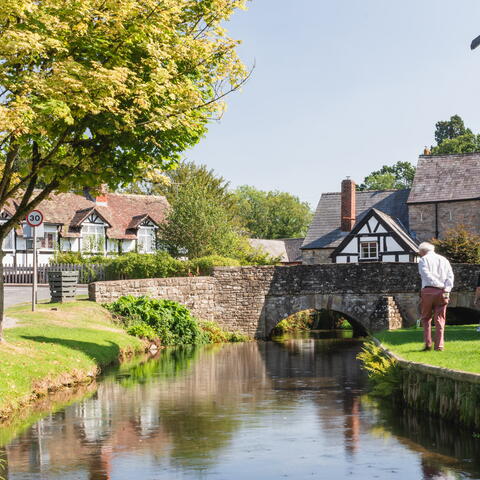 Eardisland Bridge with black and white house in the background