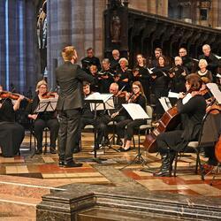 Simon Harper conducting Hereford Chamber Choir and the Central England Camerata